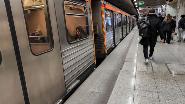 Αστυνομικός εκτός υπηρεσίας συνέλαβε 33χρονο πορτοφολά - Έκλεψε 635 ευρώ από επιβάτη μέσα στο μετρό