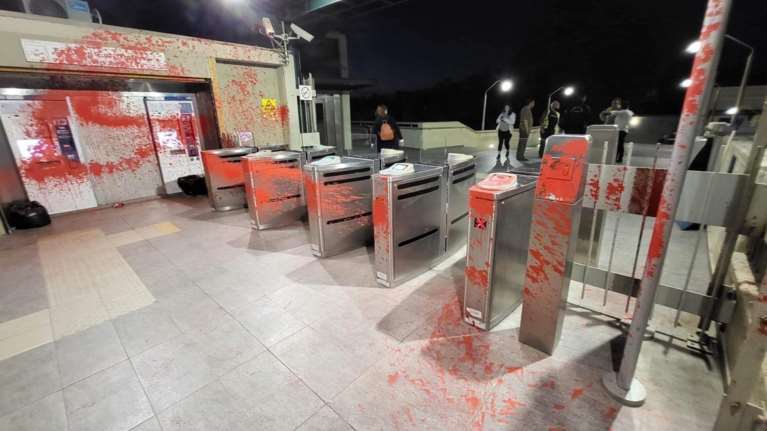 Θησείο: Επεισόδια σε πορεία αναρχικών για τον &quot;Τοξοβόλο του Συντάγματος&quot; - Έσπασαν μηχανήματα και πέταξαν κόκκινες μπογιές