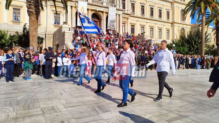 Σύρος: Οικογενειακή υπόθεση η σημαία στην παρέλαση - Σημαιοφόρος η μητέρα, παραστάτης ο γιος