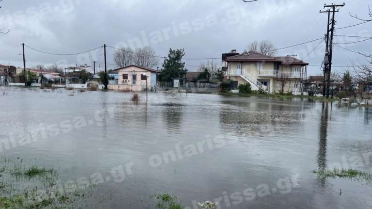 Λάρισα: Απέραντη λίμνη τα παράλια του νομού - Καταστροφές και πλημμυρισμένα σπίτια [εικόνες, βίντεο]