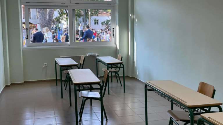 Έβρος - Σχολεία: Κουκουλωμένοι με κουβέρτες οι μαθητές - Κάνουν μάθημα με ανοιχτά παράθυρα σε θερμοκρασία υπό του μηδενός