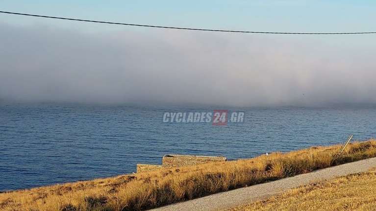 Sea Smoke: Το εντυπωσιακό φαινόμενο που εμφανίστηκε στην Τήνο και... εξαφάνισε τη Μύκονο