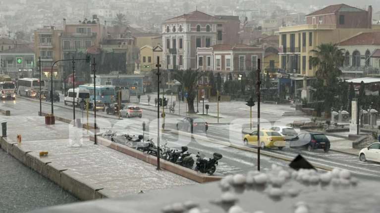 Λέσβος: Καταρρακτώδης βροχή και χαλαζόπτωση στο νησί - Ποτάμια οι δρόμοι στη Μυτιλήνη από την Adel