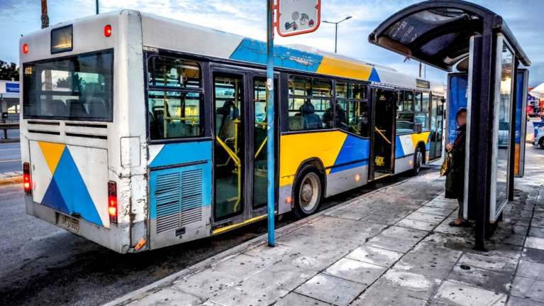 &quot;Είχε λιποθυμίσει και συνέχιζαν να τον κλωτσάνε&quot;, είπε ο πατέρας του 15χρονου που δέχτηκε επίθεση στην Πετρούπολη