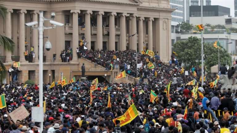 Συνεχίζεται το χάος στη Σρι Λάνκα: Διαδηλωτές πυρπόλησαν την πρωθυπουργική κατοικία [Εικόνες, βίντεο]