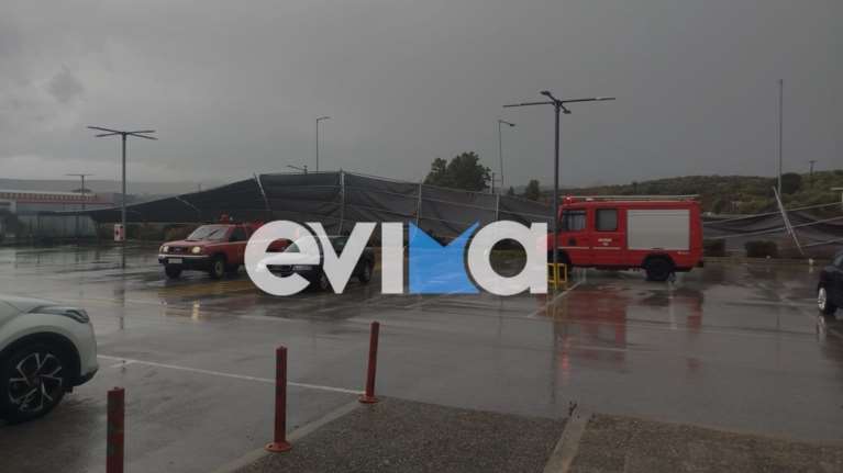 Εύβοια: Η κακοκαιρία ξήλωσε στέγαστρα αυτοκινήτων σε σούπερ μάρκετ στο Αλιβέρι - Ποτάμια οι δρόμοι [βίντεο]