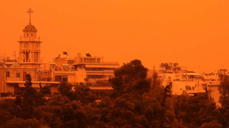 Ιστορικό ρεκόρ αφρικανικής σκόνης στην Αθήνα - Πώς εξηγεί ο Κολυδάς το απόκοσμο πορτοκαλί χρώμα