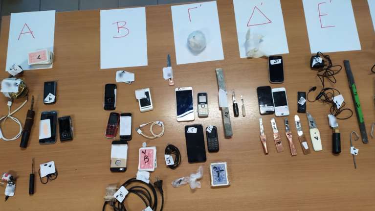 Φυλακές Πάτρας και Μαλανδρίνου: Βρήκαν μπετόβεργες, μαχαίρια, ρόπαλα και αλκοόλ [εικόνες]