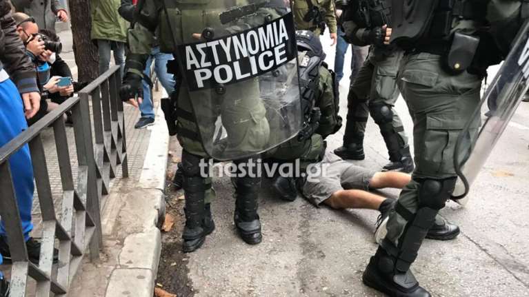Θεσσαλονίκη: Ένταση και προσαγωγές στην πορεία για το Πολυτεχνείο [εικόνες-βίντεο]