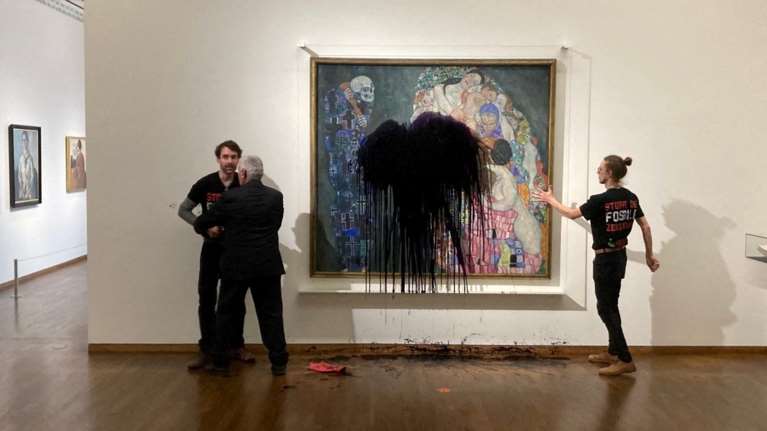 Βανδαλισμός σοκ από ακτιβιστές στην Αυστρία: Πέταξαν μαύρο υγρό στο αριστούργημα &quot;Θάνατος και ζωή&quot; του Κλιμτ [βίντεο]