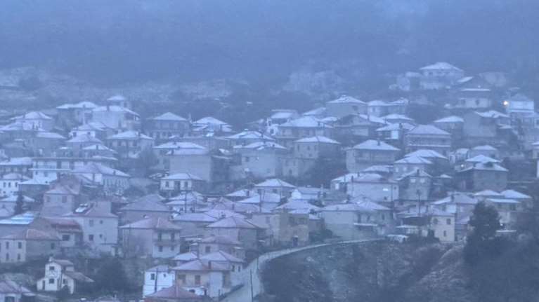 Το... έστρωσε στα χωριά της Λάρισας – Πανέμορφες "λευκές" εικόνες [εικόνες - βίντεο]