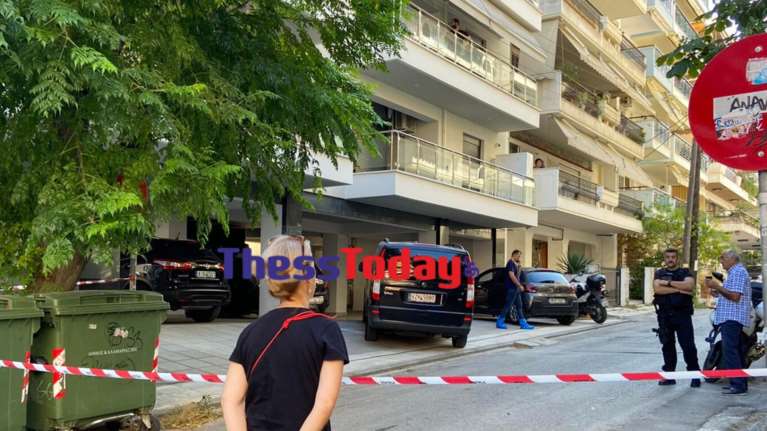 Kαλαμαριά: Αστυνομικός σκότωσε με καραμπίνα την πρώην σύζυγό του και αυτοκτόνησε [εικόνες - βίντεο]