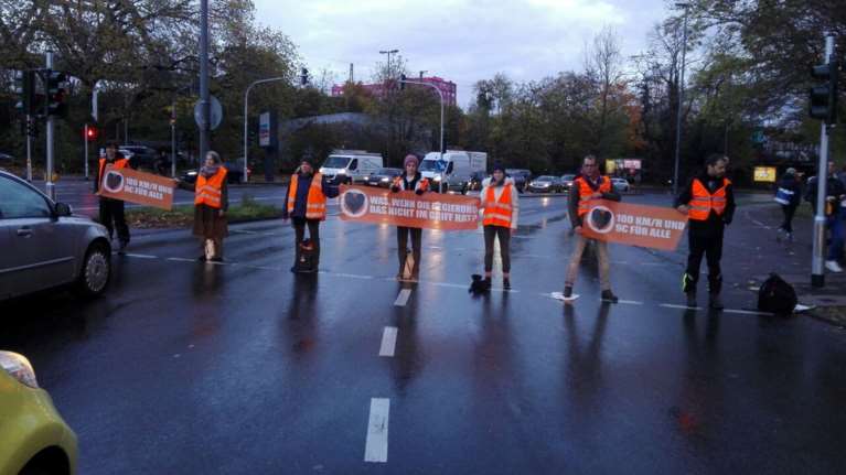 Χάος με τις πτήσεις σε αεροδρόμιο του Βερολίνου - Ακτιβιστές για το κλίμα στους διαδρόμους απογείωσης [εικόνες]