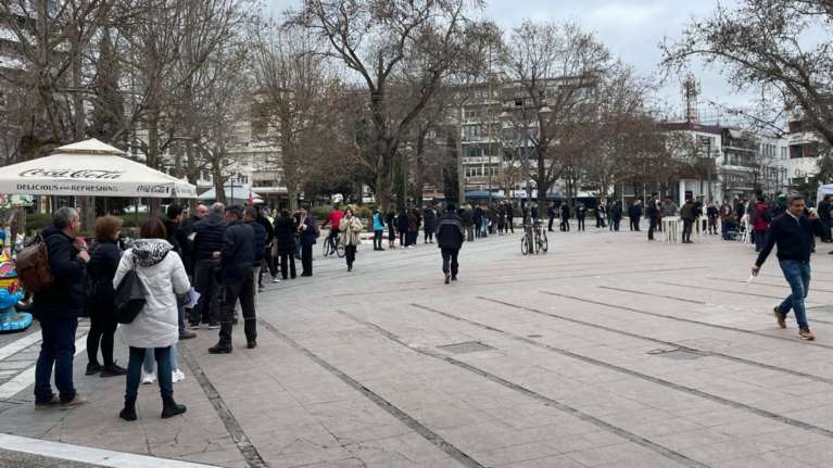 Συγκίνηση: Τεράστιες ουρές στη Λάρισα για να δώσουν αίμα στους τραυματίες των Τεμπών [εικόνες - βίντεο]