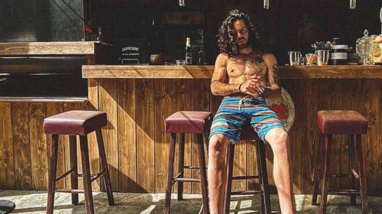 Άγγελος Λάτσιος: Η σπάνια φωτογραφία με την αδερφή του από τις διακοπές στην Άνδρο