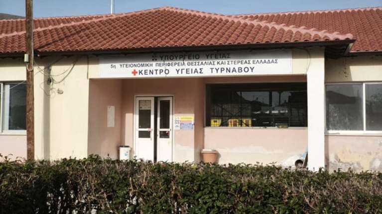 Κέντρο Υγείας Τυρνάβου: Πέντε τραυματίες μετά την επίθεση εξαγριωμένων Ρομά σε αστυνομικούς και γιατρούς