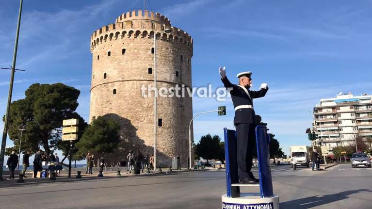 Θεσσαλονίκη: Στο "βαρέλι" επέστρεψε ο τροχονόμος - Ευχές και δώρα για το νέο έτος