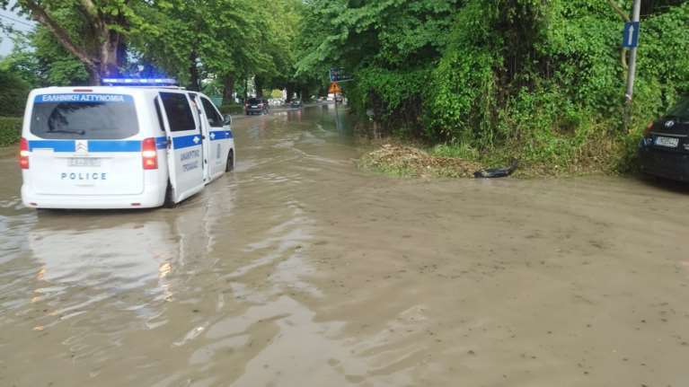 Ιωάννινα: "Ποτάμια" οι δρόμοι ύστερα από ισχυρό μπουρίνι- Έπεσε και χαλάζι [Εικόνες-Βίντεο]