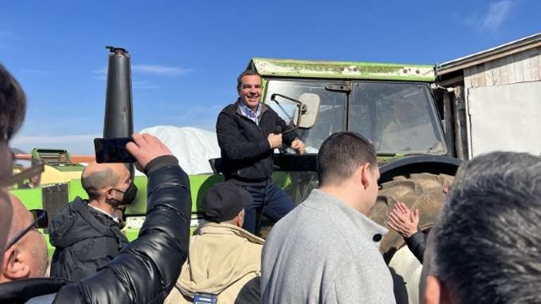 Έμεινε από… άξονα το τρακτέρ που ανέβηκε ο Τσίπρας στα Τρίκαλα