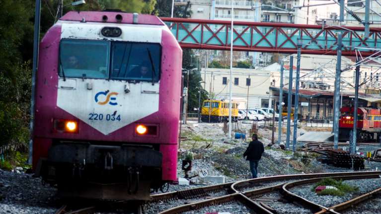 Κορινθία: 20χρονος Ρομά παρασύρθηκε από τον Προαστιακό - Επεισόδια από τους συγγενείς του