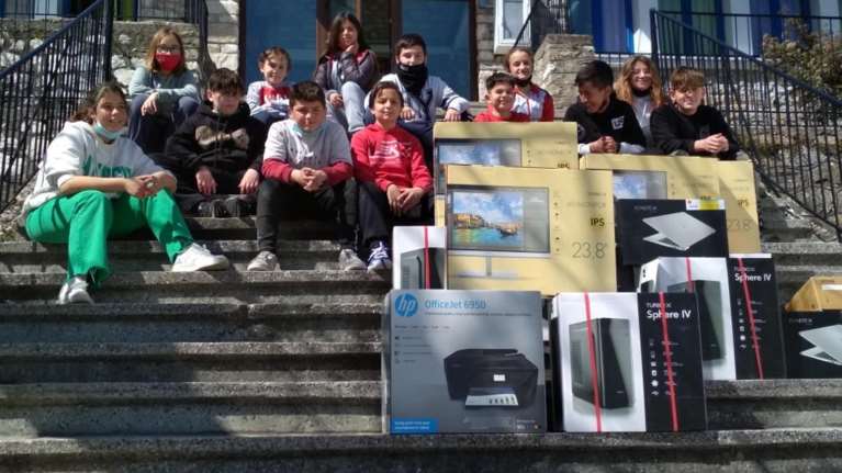 Παρέμβαση Μαξίμου σε σχολείο στη Θάσο: Εστειλε υπολογιστές, προτζέκτορες και βιβλία μετά την επιστολή μαθητών