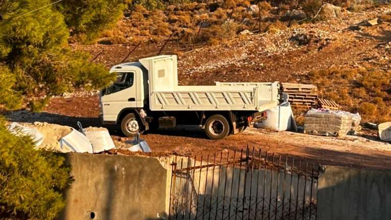 Ειδικά μέτρα για τα παράνομα οχήματα σε Υδρα, Σπέτσες - Ερχεται ρύθμιση για τα οικόπεδα σε οικισμούς κάτω των 2000 κατοίκων