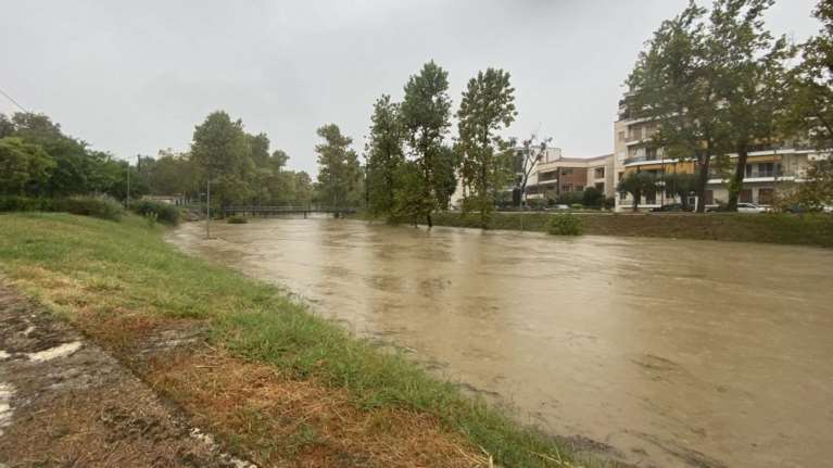 Κακοκαιρία Daniel: Κινδυνεύουν να πλημμυρίσουν τα Τρίκαλα - Σπάνε τα φράγματα του Ληθαίου [εικόνες-βίντεο]