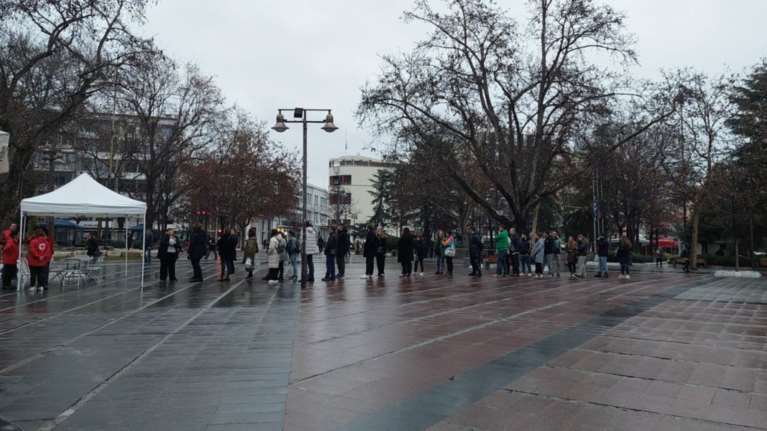 Σύγκρουση τρένων: Συνεχίζονται οι τεράστιες ουρές για αιμοδοσία στη Λάρισα παρά την έντονη βροχή [εικόνες]