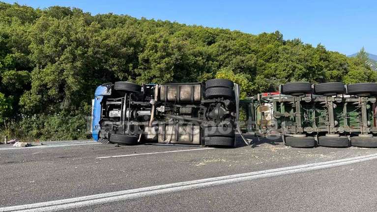 Μπράλος: Βυτιοφόρο με λάδι τούμπαρε και έκλεισε τον δρόμο [βίντεο]