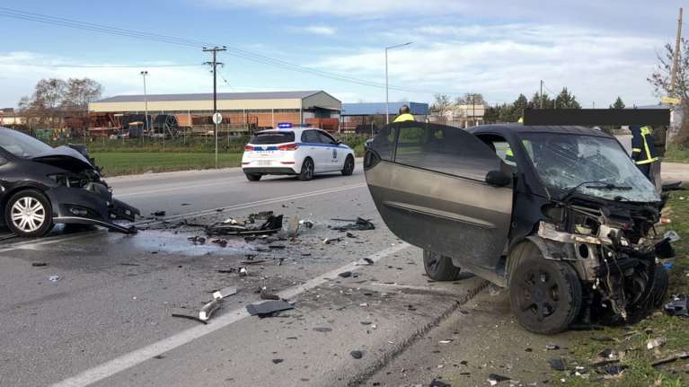 Τραγωδία παραμονή Χριστουγέννων στη Λάρισα: Νεκρός 22χρονος μετά από σφοδρή μετωπική σύγκρουση δύο ΙΧ [εικόνες]