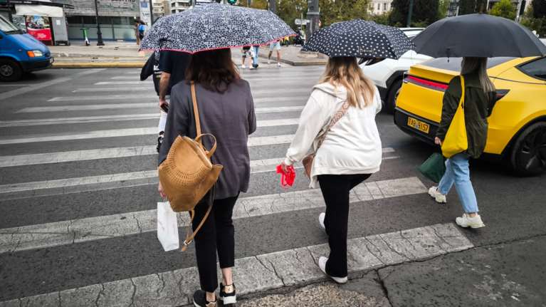 Αστατος ο καιρός και σήμερα: Επιμένουν οι βροχές, πέφτει κι άλλο η θερμοκρασία - Πού θα είναι έντονα τα φαινόμενα