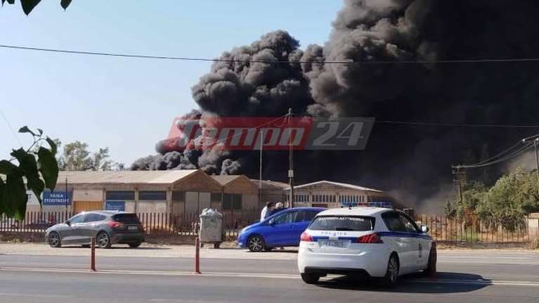 Φωτιά σε εργοστάσιο πλαστικών στη Δυτική Αχαΐα - Μήνυμα 112 στους κατοίκους να κλείσουν πόρτες και παράθυρα