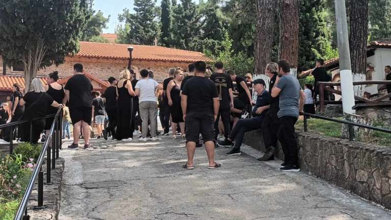 Ράγισαν καρδιές στην κηδεία της 16χρονης που πέθανε από αλλεργικό σοκ - Λιποθύμησε η μητέρα της [εικόνες - βίντεο]