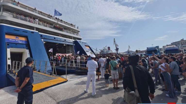 Σύρος: Πολίτες μπήκαν μέσα στο Blue Star Paros και φώναξαν για τη δολοφονία του Αντώνη - Χειροκρότησαν οι επιβάτες