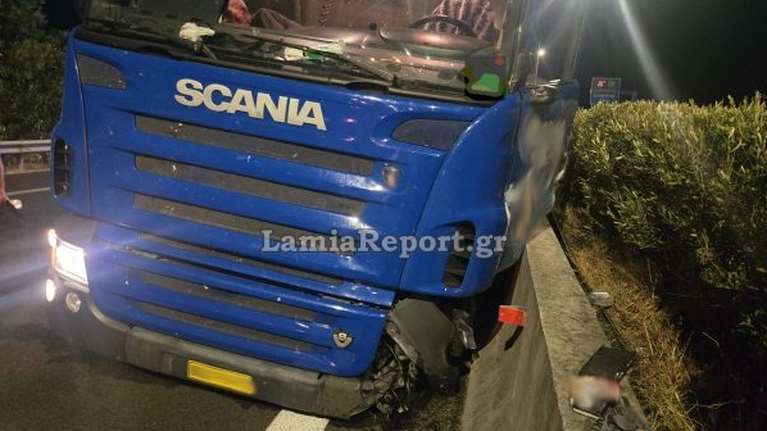 Λαμία: Έσκασε λάστιχο νταλίκας και κατέληξε στο τσιμεντένιο διάζωμα [εικόνες]