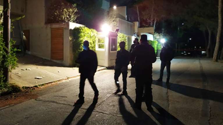 Μένιος Φουρθιώτης: Έκρηξη έξω από το σπίτι του στο Διόνυσο [εικόνες]