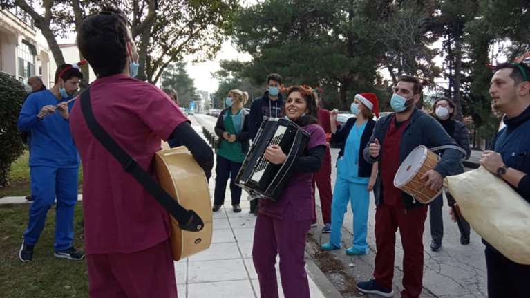 Θεσσαλονίκη: Οι γιατροί του Παπανικολάου δεν το βάζουν κάτω - Κάλαντα κάτω από τα παράθυρα ασθενών με κορονοϊό [Εικόνες]