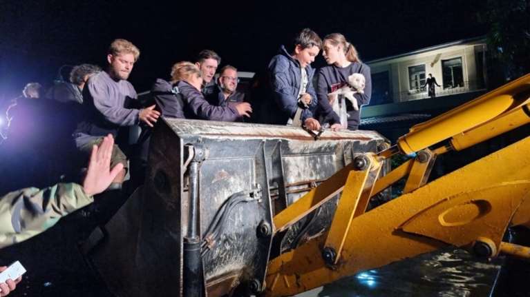 Βούλιαξαν τα Τρίκαλα: Συγκλονιστικές εικόνες διάσωσης παιδιών με γκρέιτερ στα Μεγάλα Καλύβια