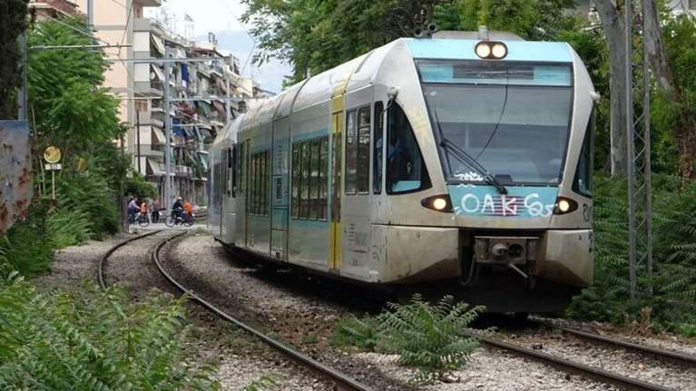 Κόλλησαν τα φρένα του προαστιακού από Θεσσαλονίκη προς Λάρισα - Αρχισαν να βγαίνουν καπνοί και το τρένο ακινητοποιήθηκε