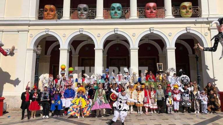 Στους δρόμους τα πληρώματα του πατρινού καρναβαλιού - Παρέλασαν και στο Ρέθυμνο