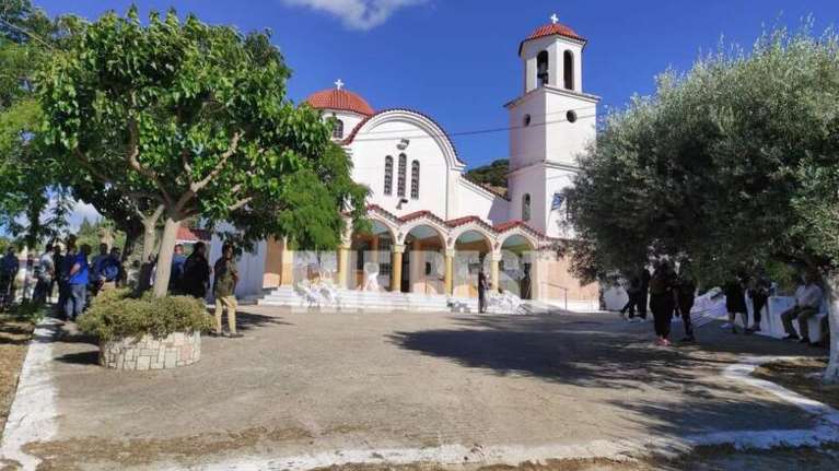 Τάσος Μπερδέσης: Θρήνος στο τελευταίο αντίο για τον πυγμάχο - Συντετριμμένη η οικογένειά του στην κηδεία [Βίντεο]