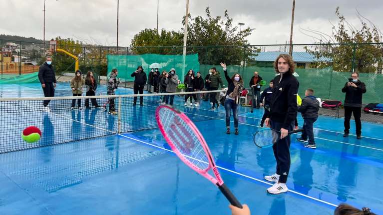 Στέφανος Τσιτσιπάς: Έπαιξε ποδόσφαιρο και τένις για τους σεισμόπληκτους στο Αρκαλοχώρι [Εικόνες]