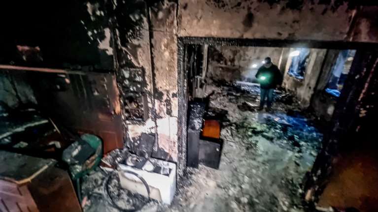 Τραγωδία στην Καλαμπάκα: &quot;Ο Νίκος θα έφευγε τελευταίος&quot; - Μαύρα πρόσωπα, παιδάκια γδυτά και φωνές &quot;βοήθεια καιγόμαστε&quot;