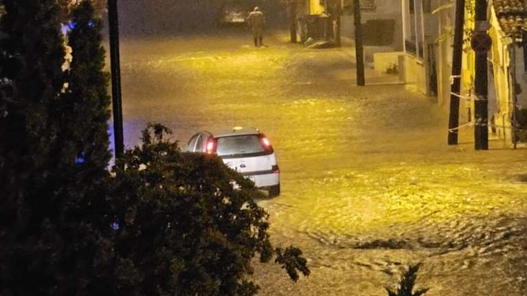Σφοδρή νεροποντή έπληξε την Εύβοια- Προβλήματα στην ηλεκτροδότηση [βίντεο]