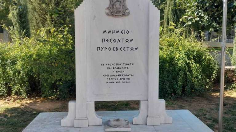 Έκλεψαν το μπρούτζινο κράνος από το μνημείο πυροσβεστών στην Καλαμάτα