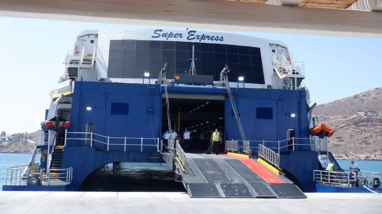 Μύκονος: Αναστάτωση για 239 επιβάτες- Το Super Express χτύπησε σε ρυμουλκό και προβλήτα - Άλλαξαν πλοίο για Τήνο και Ραφήνα