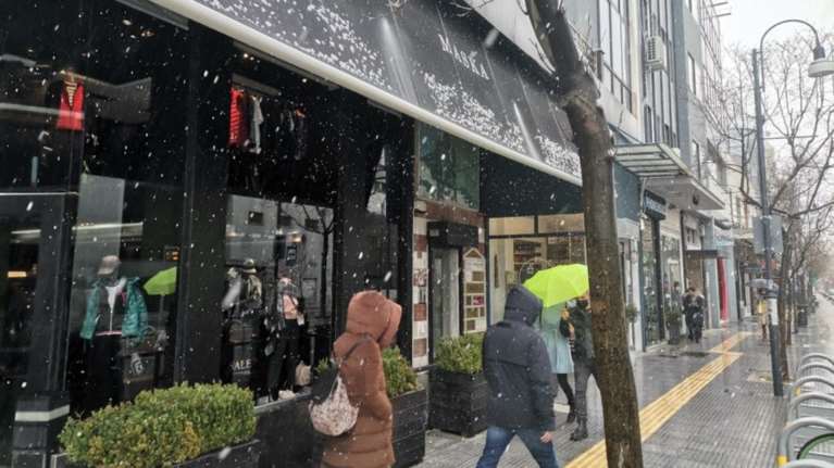 Χιονίζει στην πόλη της Λάρισας: Απαγόρευση κυκλοφορίας για τα φορτηγά στην εθνική οδό προς Κοζάνη και Ελασσόνα