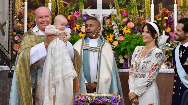 Βασιλικά βαφτίσια στη Σουηδία: Το απίθανο φόρεμα της πριγκίπισσας Σοφία, τα φλοράλ και το πρωτόκολλο