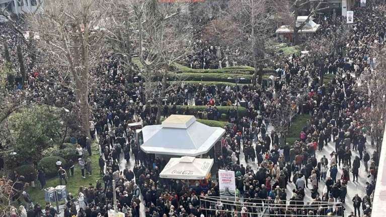 Τέμπη: Χιλιάδες στη μεγάλη συγκέντρωση της Λάρισας - Έγραψαν με κόκκινο χρώμα τα ονόματα των 57 θυμάτων [εικόνες-βίντεο]