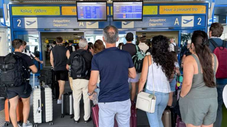 Καθυστερήσεις στο αεροδρόμιο λόγω της λευκής απεργίας ελεγκτών εναέριας κυκλοφορίας - Εισοδήματα έως και 120.000 ευρώ λέει το υπουργείο